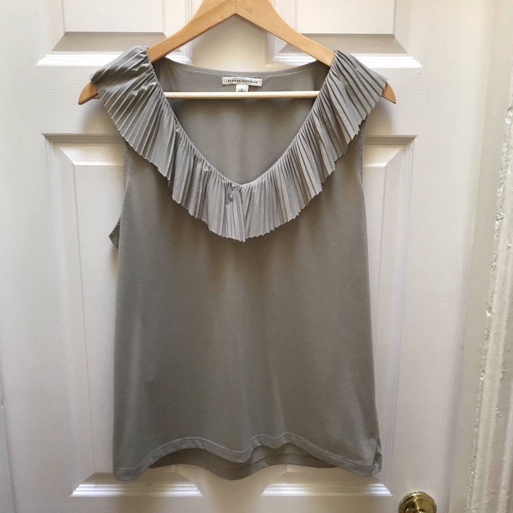 Banana Republic Shell w/ Pleated Ruffle Sz L EUC